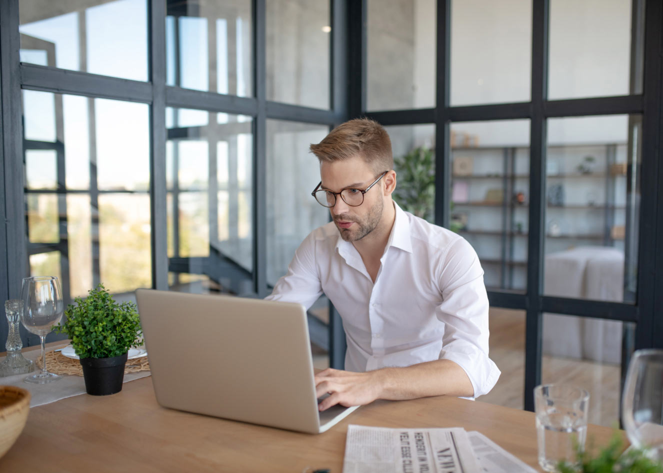 Osobach pracujących w Warszawie